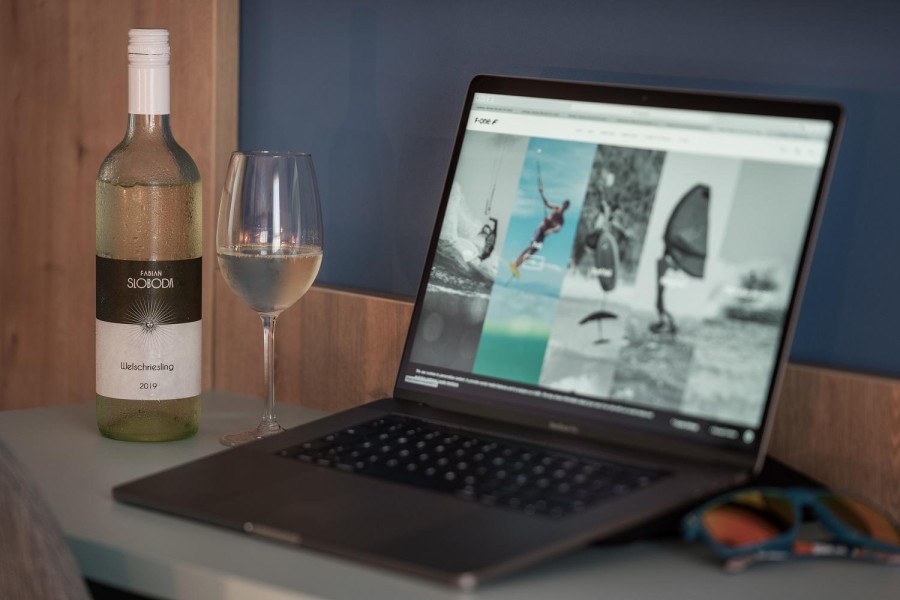 laptop-wine-de-image