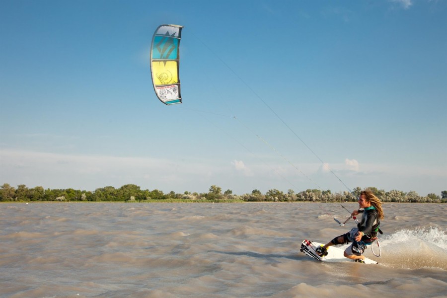 kitesurfing-podersdorf-on-the-lake-image